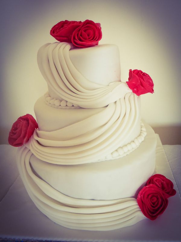עוגת חתונה 3 קומות ווילונות ושושנים אדומות